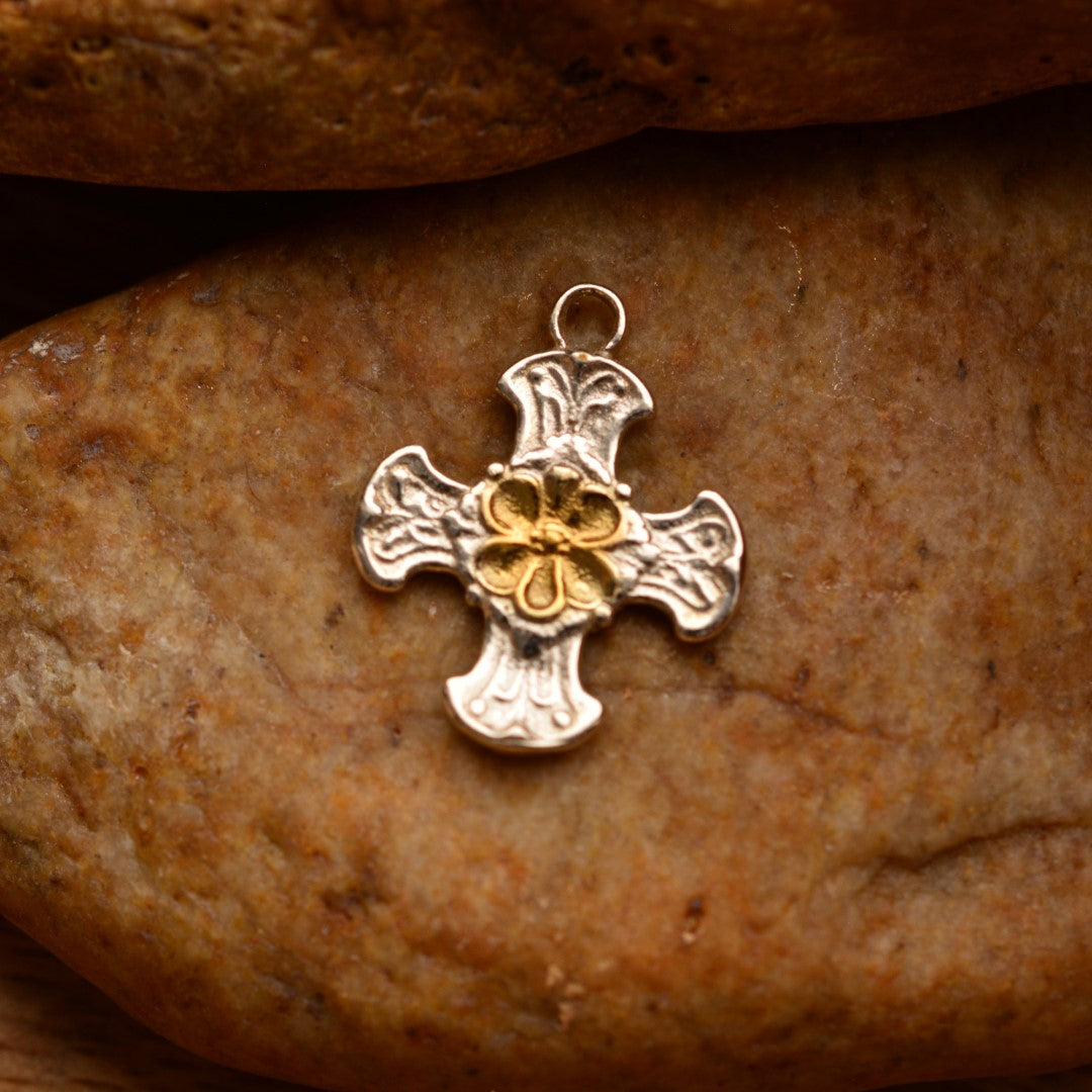 Сребърен медальон 925 „Кръст с цвета“ със златни акценти | Талисман на вярата и духовната сила | Амулет за закрила и вътрешен мир | Бохо – Рустик – Скулптурни бижута | Арт Дива