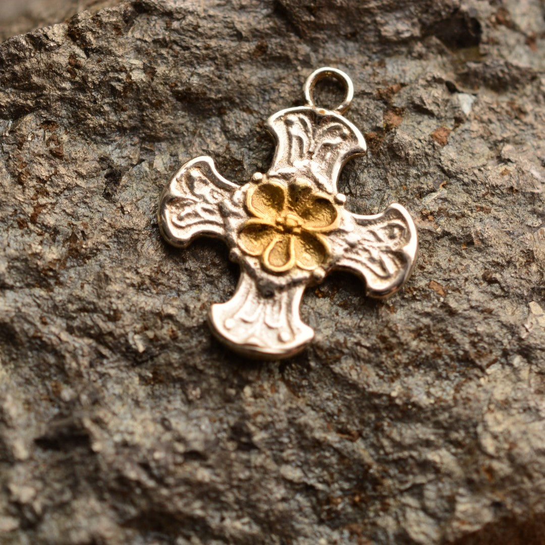 Сребърен медальон 925 „Кръст с цвета“ със златни акценти | Талисман на вярата и духовната сила | Амулет за закрила и вътрешен мир | Бохо – Рустик – Скулптурни бижута | Арт Дива