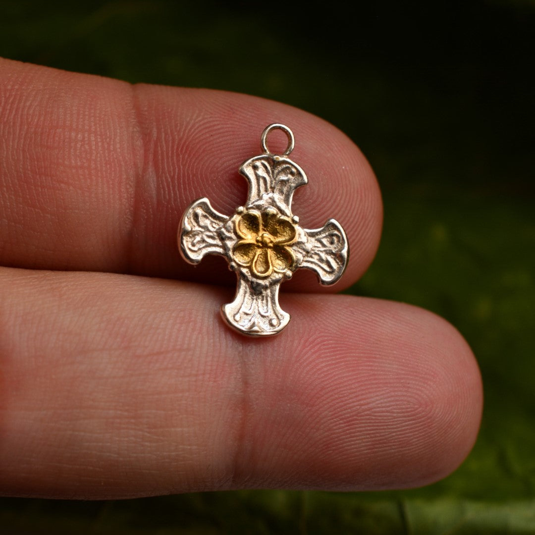 Сребърен медальон 925 „Кръст с цвета“ със златни акценти | Талисман на вярата и духовната сила | Амулет за закрила и вътрешен мир | Бохо – Рустик – Скулптурни бижута | Арт Дива