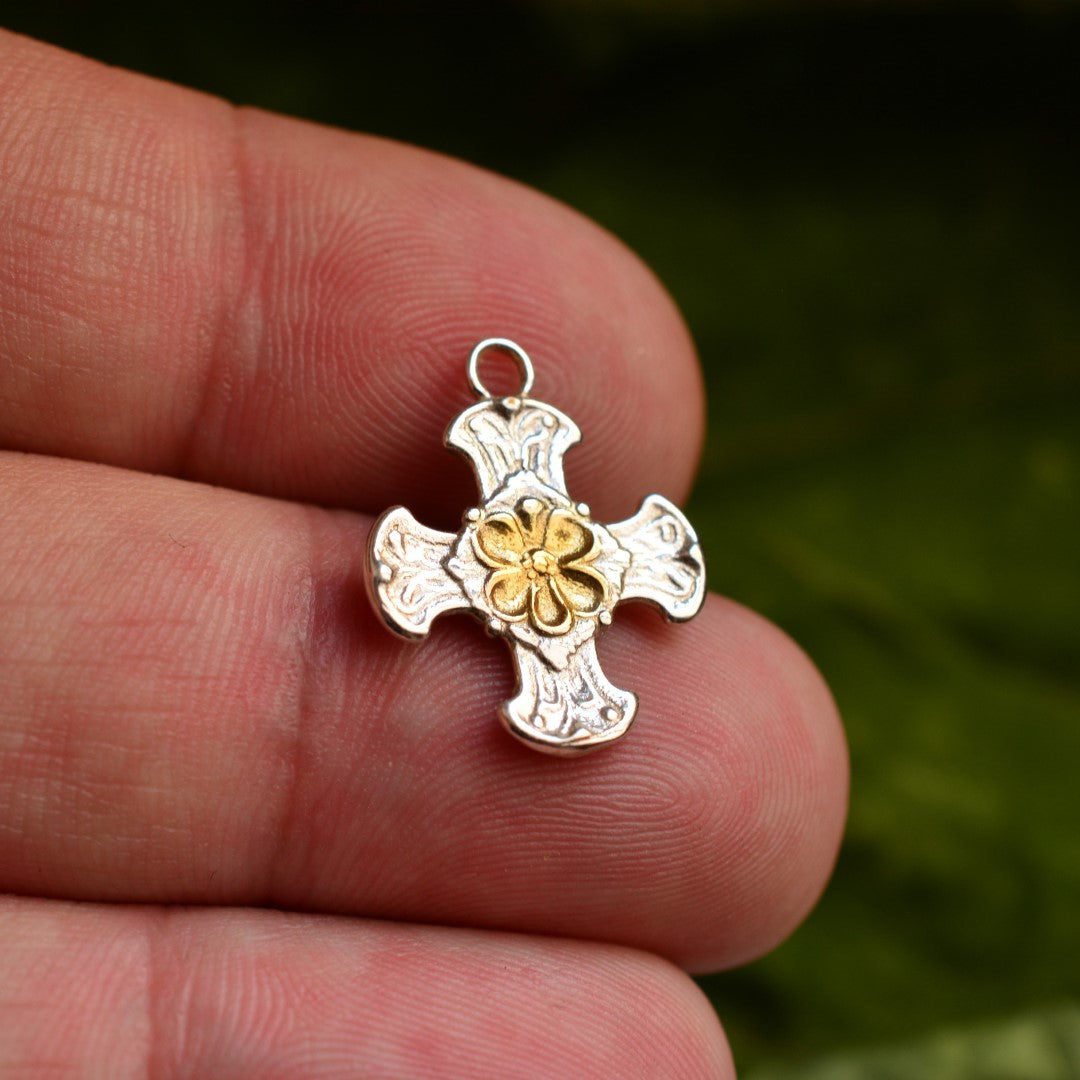 Сребърен медальон 925 „Кръст с цвета“ със златни акценти | Талисман на вярата и духовната сила | Амулет за закрила и вътрешен мир | Бохо – Рустик – Скулптурни бижута | Арт Дива
