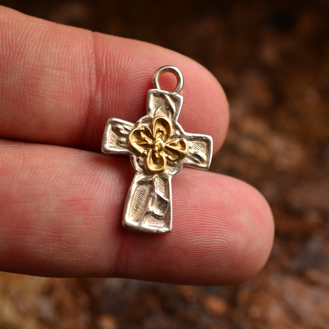 Сребърен медальон 925 „Кръст с цвета“ със златни акценти | Талисман на вярата и духовната сила | Амулет на вътрешния мир и закрилата | Бохо – Рустик – Скулптурни бижута | Арт Дива