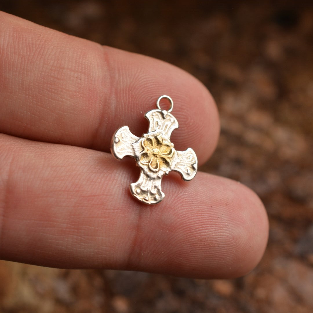 Сребърен медальон 925 „Кръст с цвета“ със златни акценти | Талисман на вярата и духовната сила | Амулет за закрила и вътрешен мир | Бохо – Рустик – Скулптурни бижута | Арт Дива