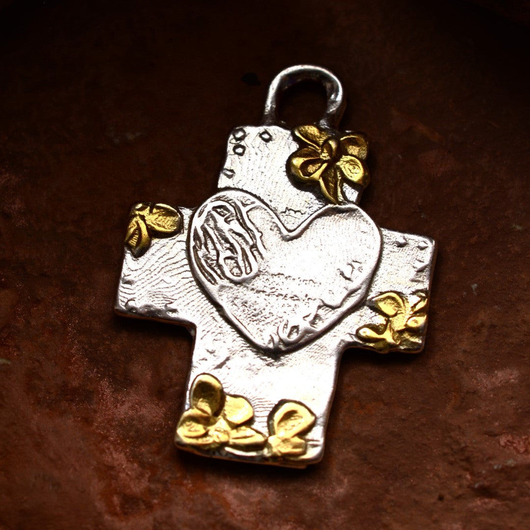 Сребърен медальон 925 „Кръст с цветя и сърце“ със златни акценти | Амулет на любовта и вярата | Ръчно изработено бохо рустик скулптурно бижу | ArtDiva