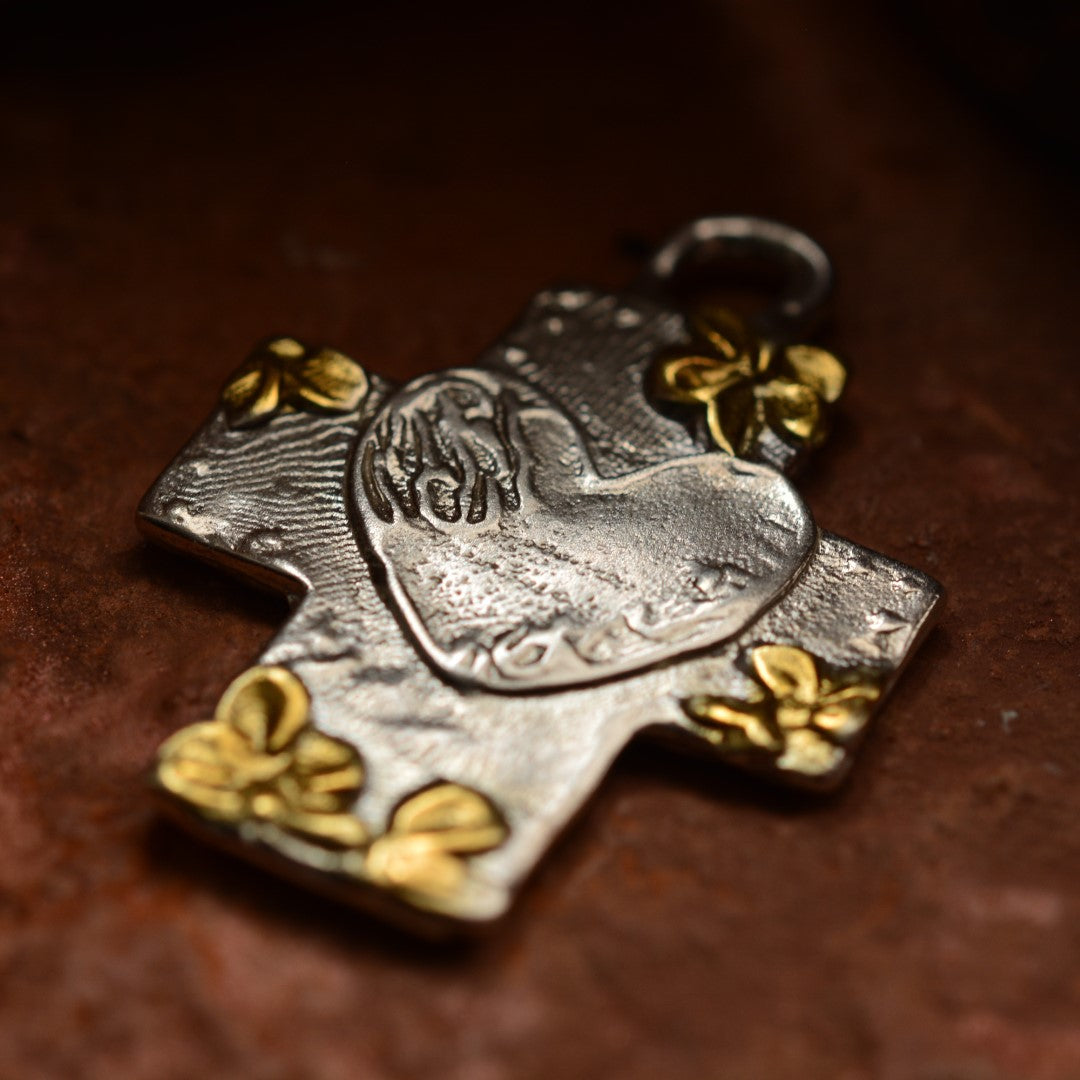 Сребърен медальон 925 „Кръст с цветя и сърце“ със златни акценти | Амулет на любовта и вярата | Ръчно изработено бохо рустик скулптурно бижу | ArtDiva