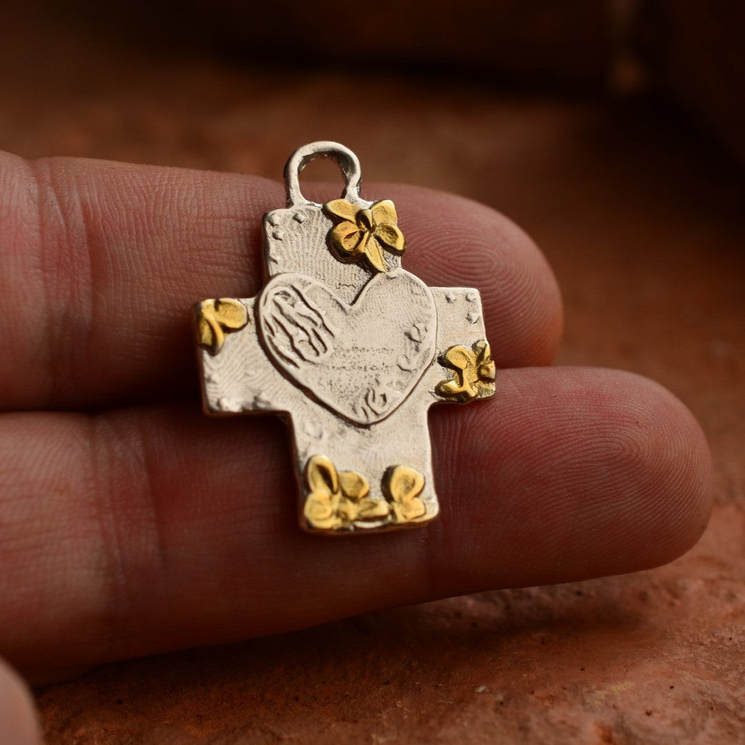 Сребърен медальон 925 „Кръст с цветя и сърце“ със златни акценти | Амулет на любовта и вярата | Ръчно изработено бохо рустик скулптурно бижу | ArtDiva