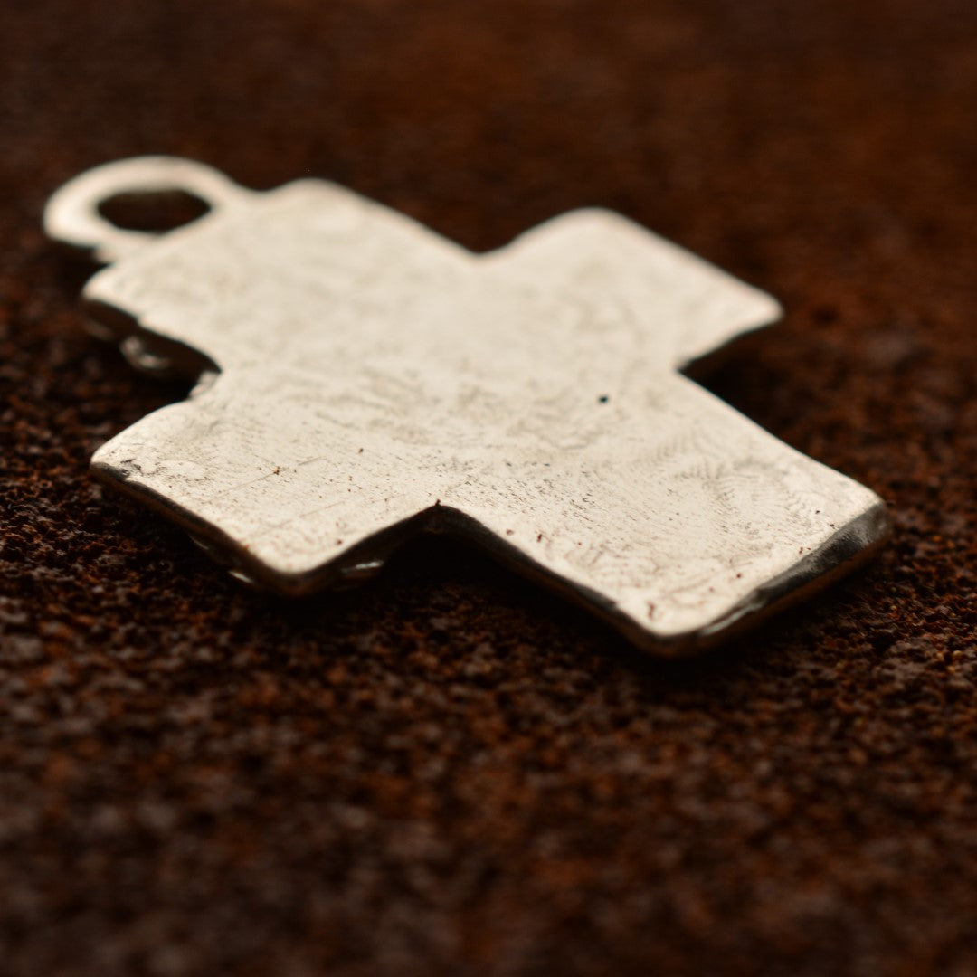 Сребърен медальон 925 „Кръст с цветя и сърце“ със златни акценти | Амулет на любовта и вярата | Ръчно изработено бохо рустик скулптурно бижу | ArtDiva