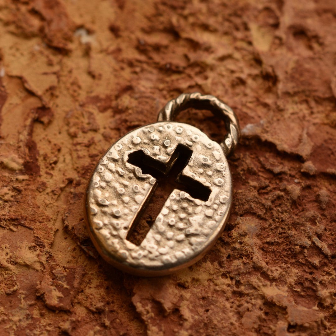 Сребърен медальон 925 „Кръст в овал“ – ръчно изработен християнски талисман на вярата и закрилата, бохо-рустик скулптурно бижу от Арт Дива, заснето върху каменен фон.
