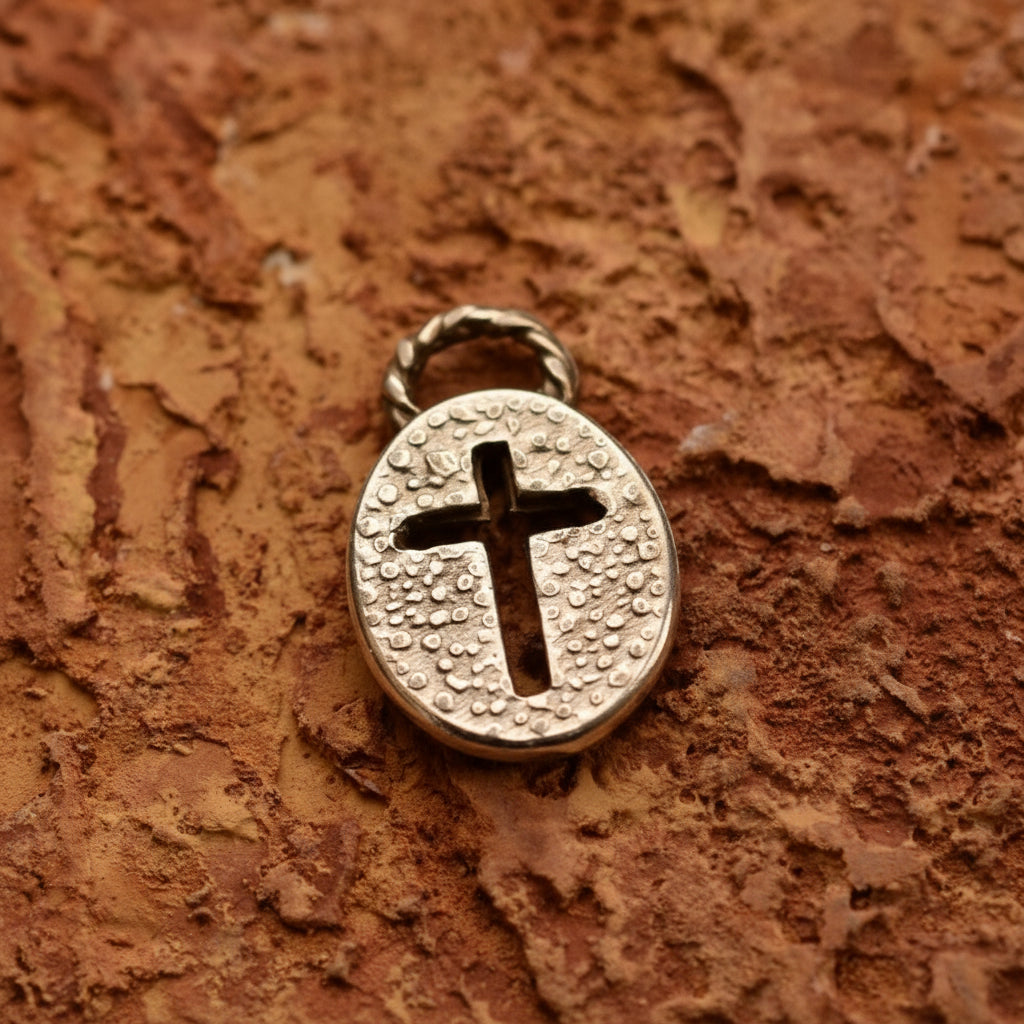 Сребърен медальон 925 „Кръст в овал“ – ръчно изработен християнски талисман на вярата и закрилата, бохо-рустик скулптурно бижу от Арт Дива, заснето върху каменен фон.
