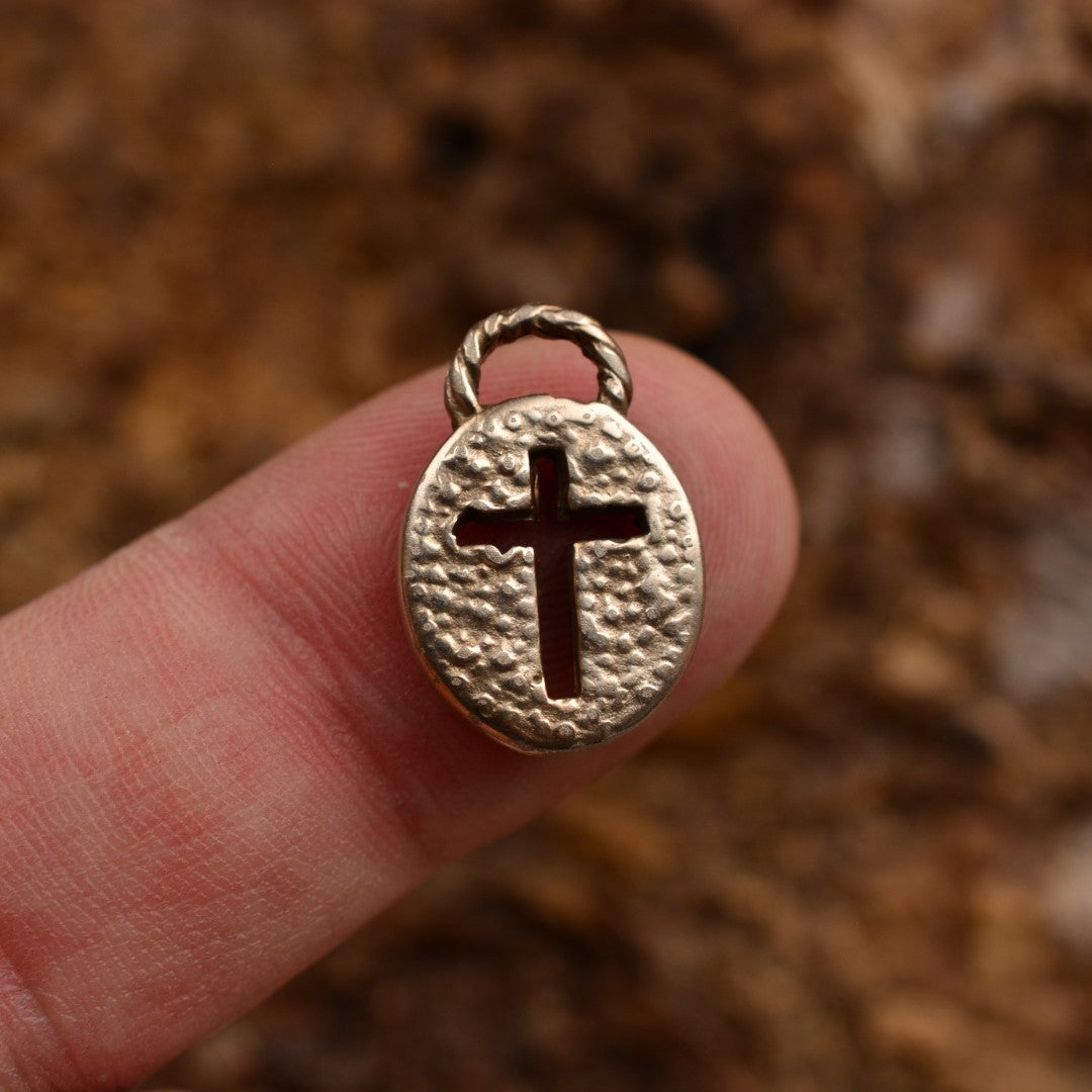 Сребърен медальон 925 „Кръст в овал“ | Християнски талисман за вяра и закрила | Ръчна изработка | Бохо – Рюстик – Скулптурни бижута | Арт Дива