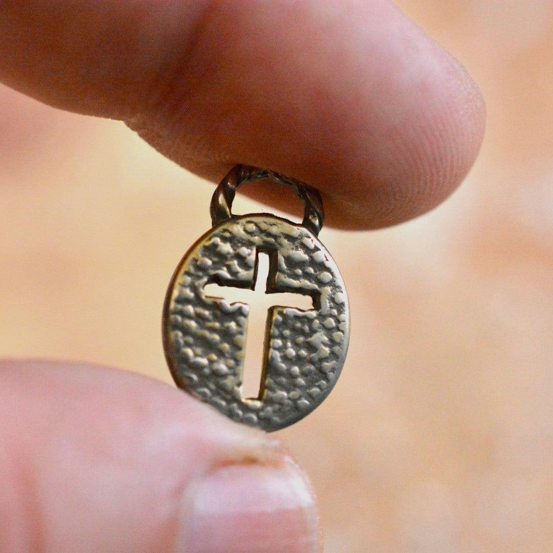 Сребърен медальон 925 „Кръст в овал“ | Християнски талисман за вяра и закрила | Ръчна изработка | Бохо – Рюстик – Скулптурни бижута | Арт Дива
