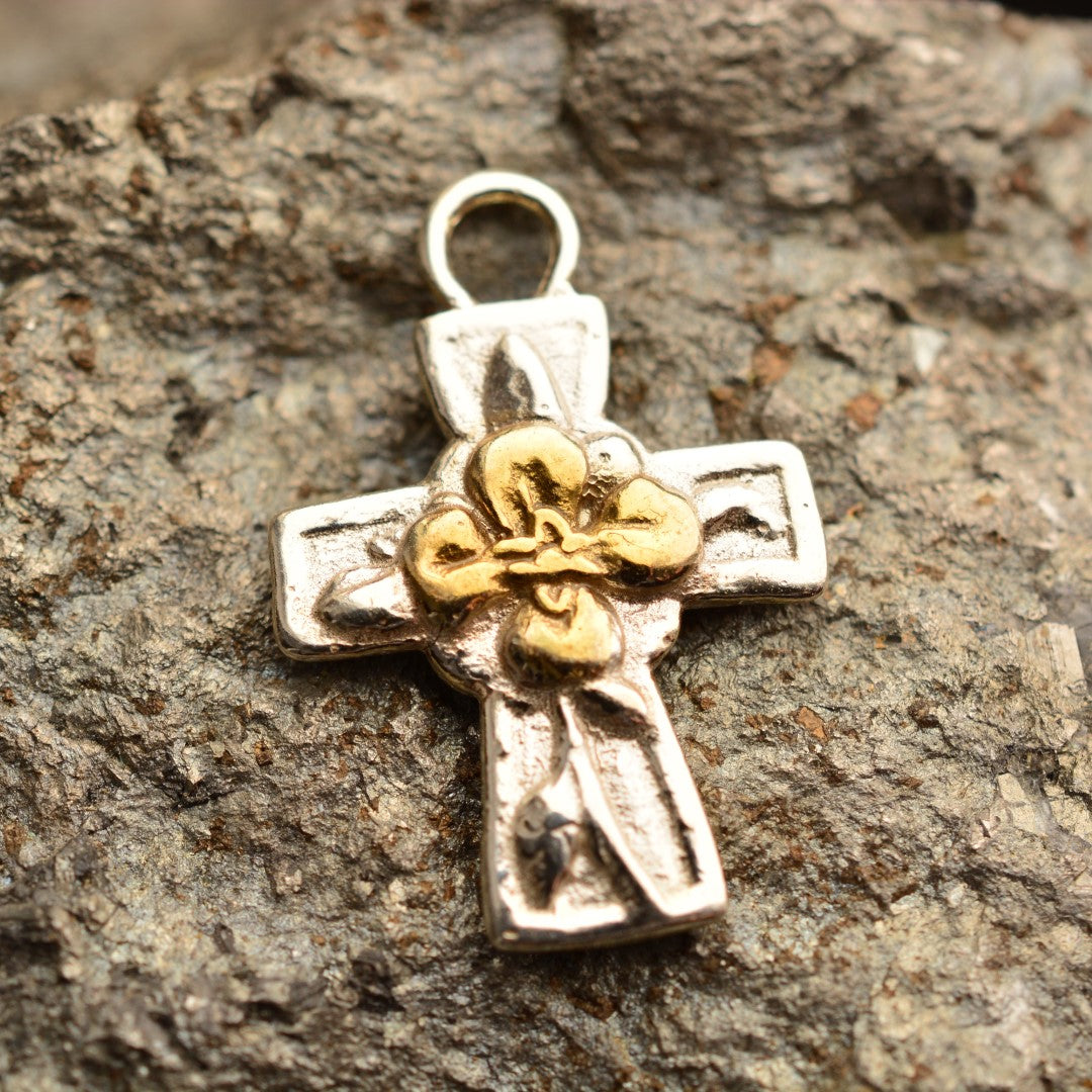 Ръчно изработен сребърен медальон 925 „Кръст с цвета“ със златни акценти | Талисман на вярата, надеждата и новото начало | Амулет на духовната сила и хармонията | Бохо – Рустик – Скулптурни бижута | Арт Дива