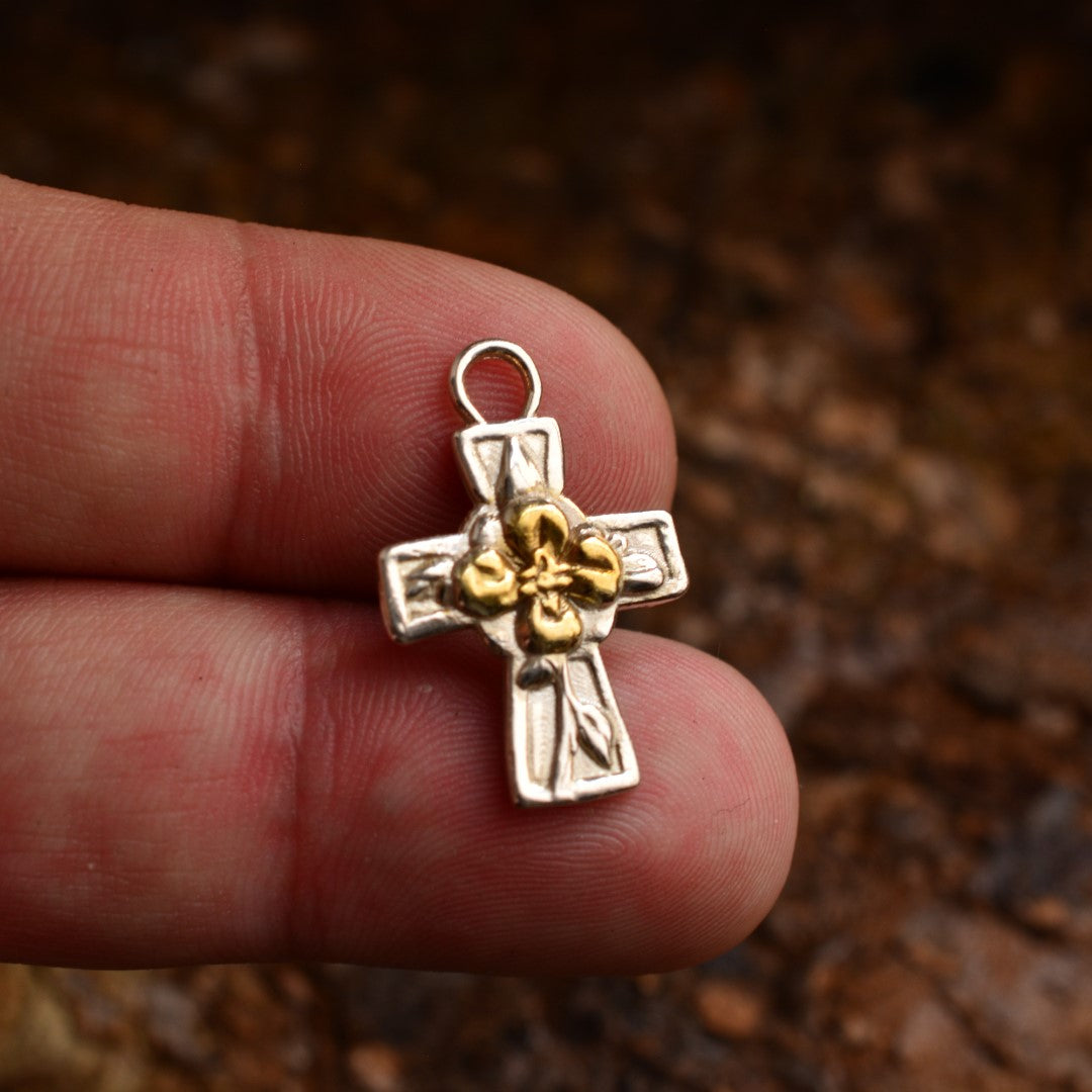 Ръчно изработен сребърен медальон 925 „Кръст с цвета“ със златни акценти | Талисман на вярата, надеждата и новото начало | Амулет на духовната сила и хармонията | Бохо – Рустик – Скулптурни бижута | Арт Дива