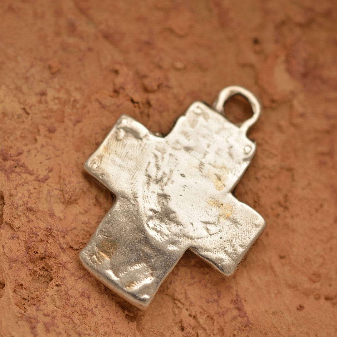 Сребърен медальон 925 „Кръст със сърце и цветя“ – символ на вяра, любов и надежда, бохо рустик скулптурно бижу, ръчна изработка | Арт Дива