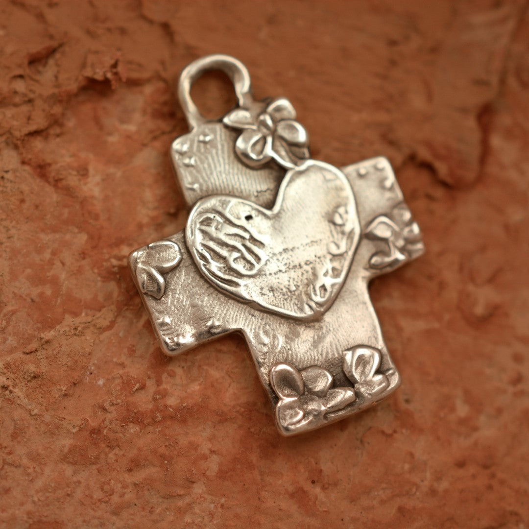 Сребърен медальон 925 „Кръст със сърце и цветя“ – символ на вяра, любов и надежда, бохо рустик скулптурно бижу, ръчна изработка | Арт Дива