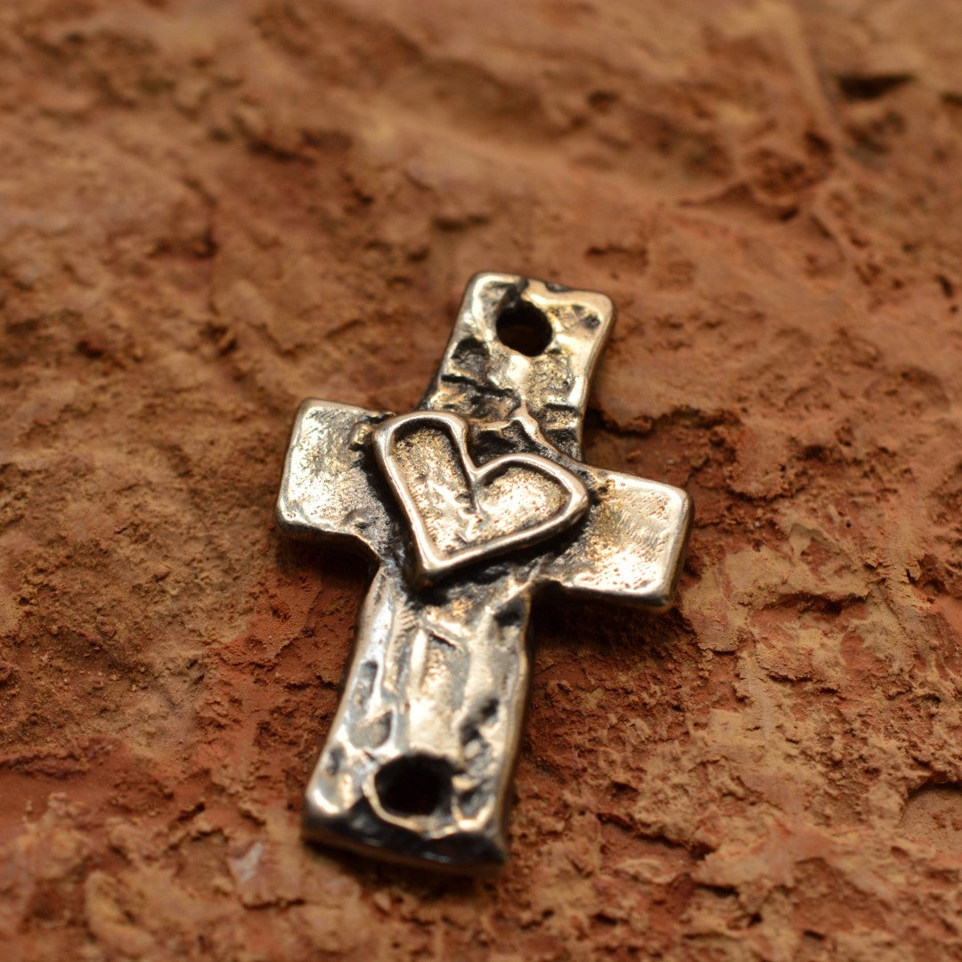 Сребърен медальон 925 кръст със сърце – талисман за вяра и любов, скулптурни бижута, бохо стил, ръчна изработка, подходящ подарък за майка, дъщеря или приятелка  Арт Дива