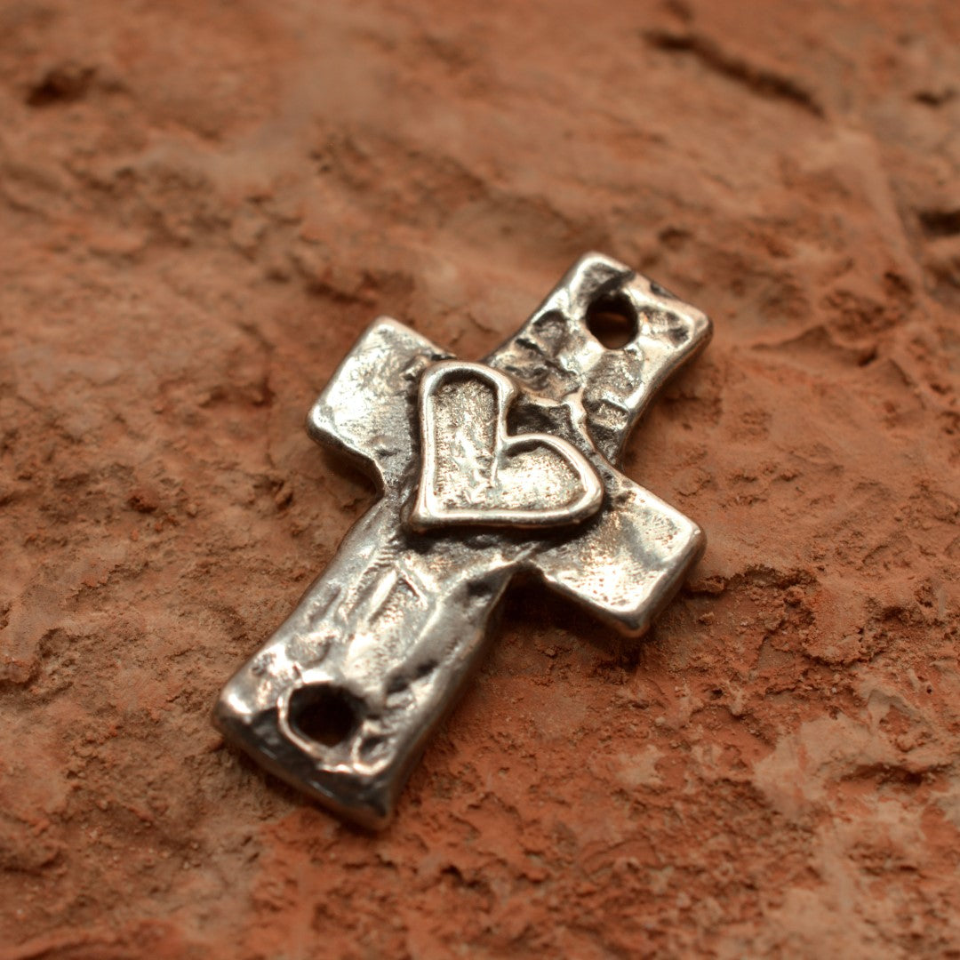 Сребърен медальон 925 кръст със сърце – талисман за вяра и любов, скулптурни бижута, бохо стил, ръчна изработка, подходящ подарък за майка, дъщеря или приятелка  Арт Дива