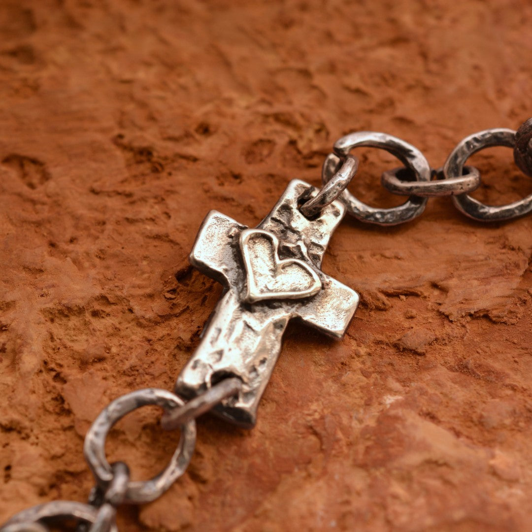 Сребърен медальон 925 кръст със сърце – талисман за вяра и любов, скулптурни бижута, бохо стил, ръчна изработка, подходящ подарък за майка, дъщеря или приятелка  Арт Дива