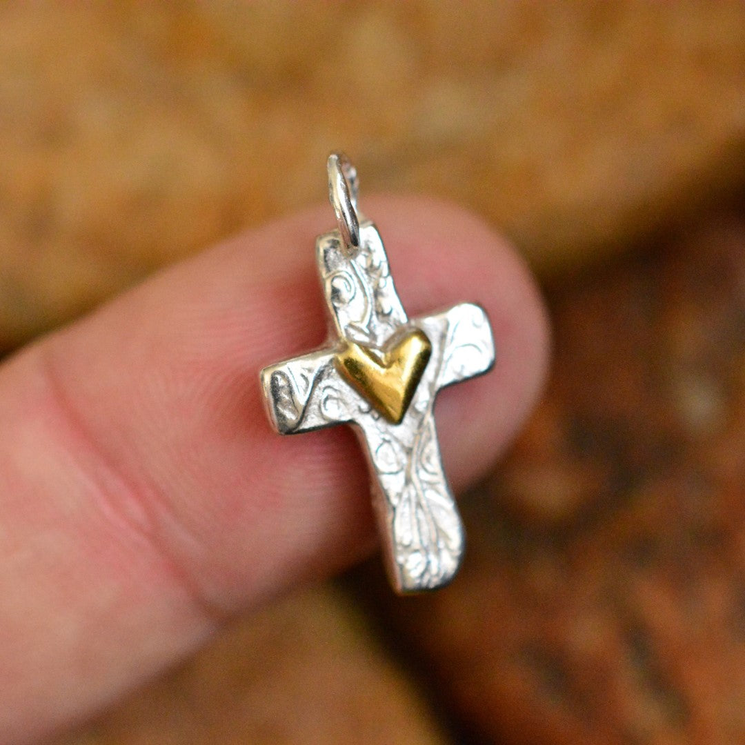 Сребърен медальон 925 кръст със сърце и златни акценти – амулет за любов и вяра, ръчна изработка в бохо и рустик стил | Арт Дива
