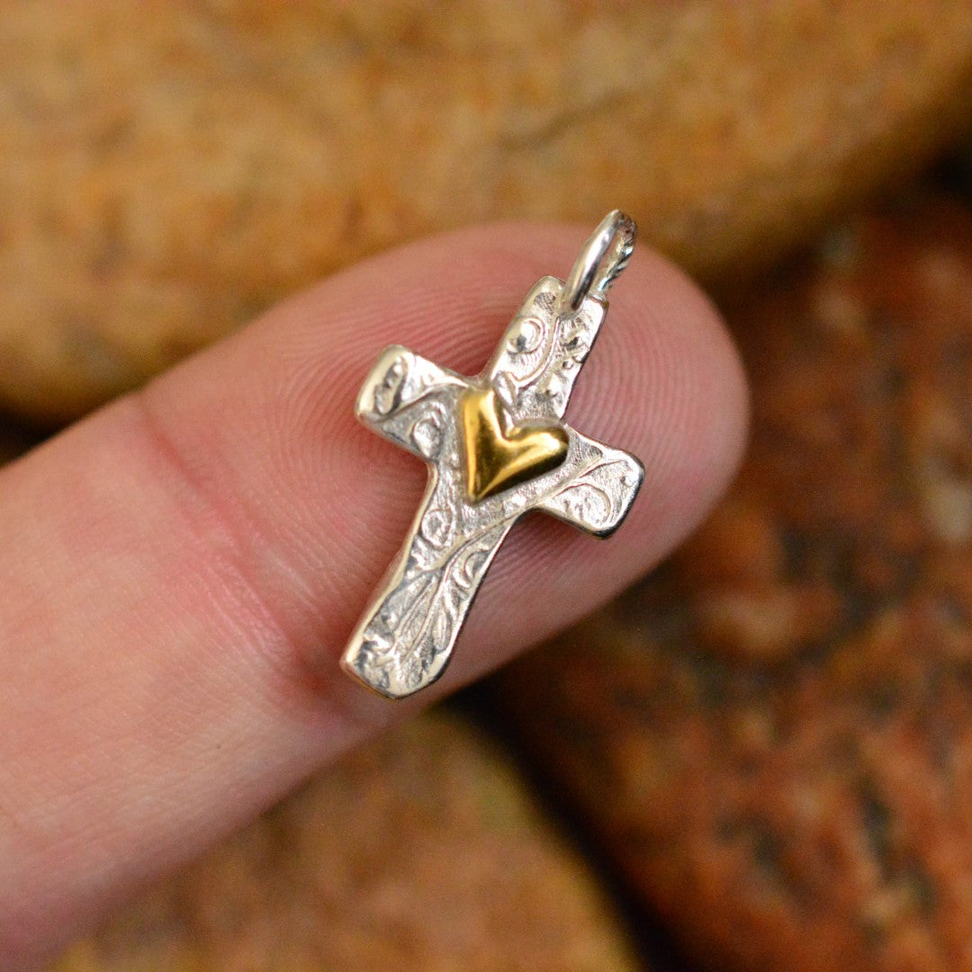 Сребърен медальон 925 кръст със сърце и златни акценти – амулет за любов и вяра, ръчна изработка в бохо и рустик стил | Арт Дива