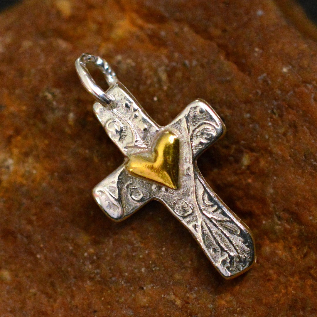 Сребърен медальон 925 кръст със сърце и златни акценти – амулет за любов и вяра, ръчна изработка в бохо и рустик стил | Арт Дива