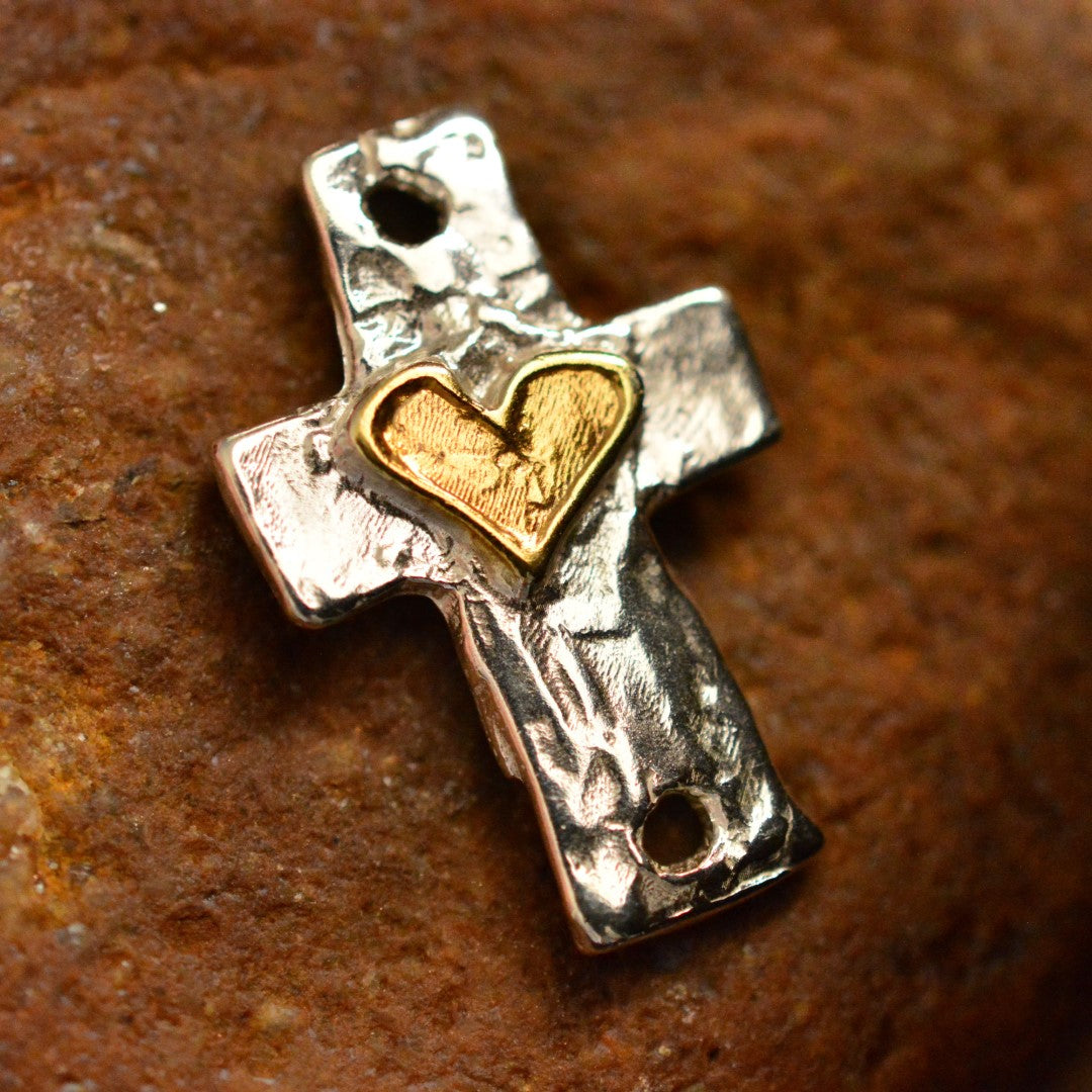 Сребърен медальон 925 кръст със сърце и златни акценти – талисман за вяра и любов, ръчна изработка в бохо и рустик стил | Арт Дива