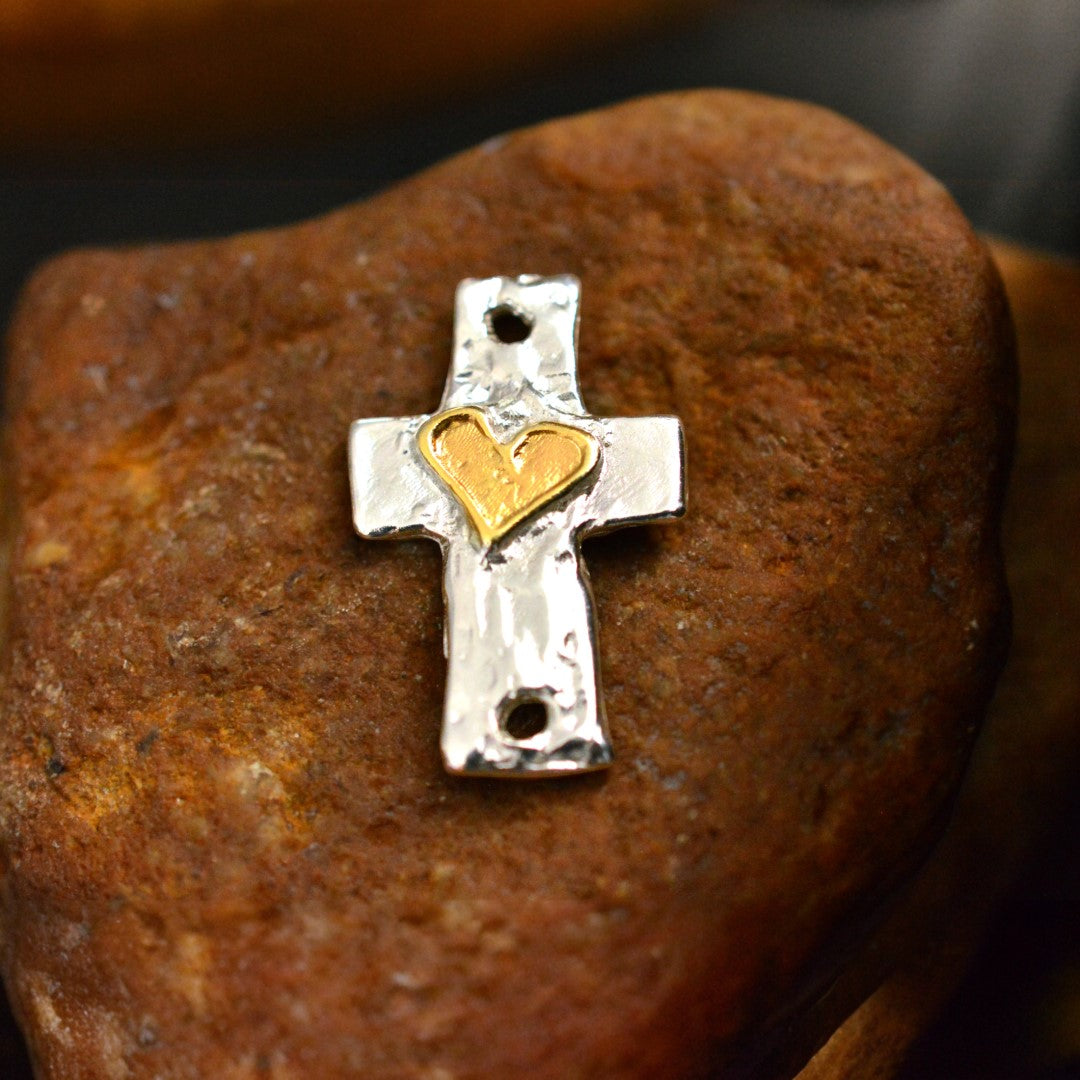 Сребърен медальон 925 кръст със сърце и златни акценти – талисман за вяра и любов, ръчна изработка в бохо и рустик стил | Арт Дива