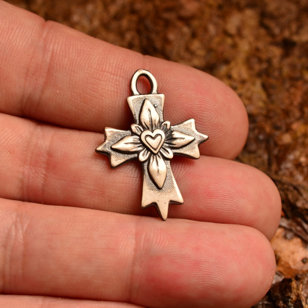 Сребърен медальон 925 „Кръст със сърце“ – символ на любов и вяра | Оксидирано бохо – рустик скулптурно бижу | Арт Дива