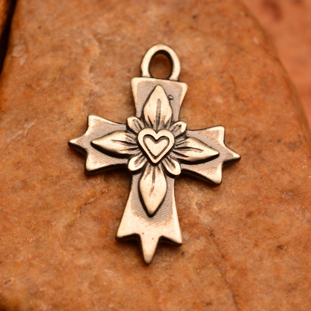 Сребърен медальон 925 „Кръст със сърце“ – символ на любов и вяра | Оксидирано бохо – рустик скулптурно бижу | Арт Дива