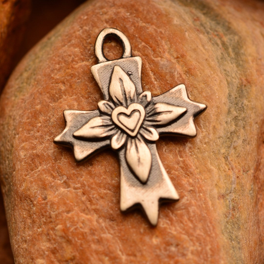 Сребърен медальон 925 „Кръст със сърце“ – символ на любов и вяра | Оксидирано бохо – рустик скулптурно бижу | Арт Дива
