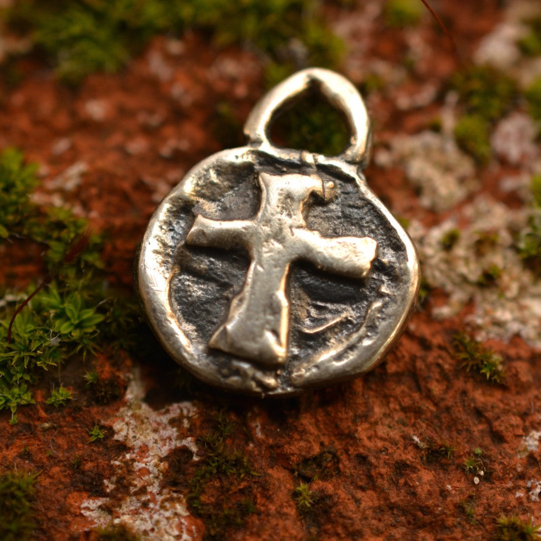Сребърно бижу 925 – медальон с релефен кръст, талисман за вяра и духовна сила, скулптурни бижута, бохо стил, ръчна изработка, подходящ подарък за майка, дъщеря или приятелка  Арт Дива