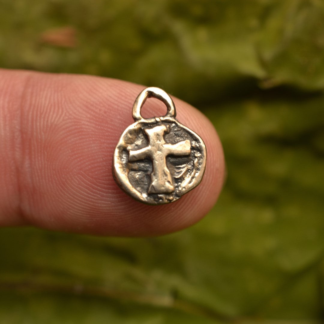 Сребърно бижу 925 – медальон с релефен кръст, талисман за вяра и духовна сила, скулптурни бижута, бохо стил, ръчна изработка, подходящ подарък за майка, дъщеря или приятелка  Арт Дива