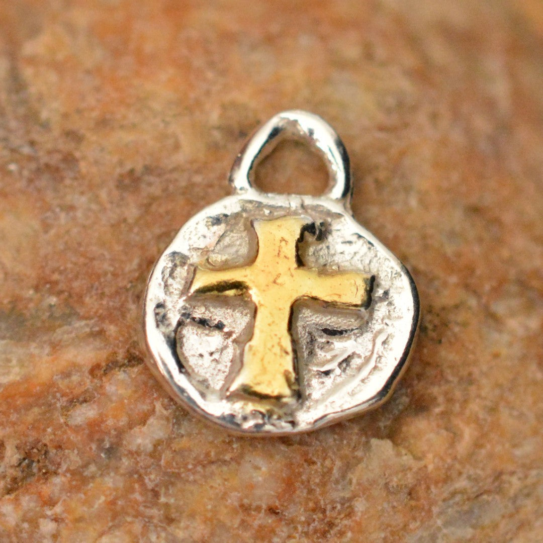 Сребърно Бижу 925 – Медальон с Релефен Кръст, Талисман за Вяра и Духовна Сила, Бохо Стил, Ръчна Изработка, Подходящ Подарък | ArtDiva Скулптурни Бижута | Колекция „Блясък“ със Златни Акценти