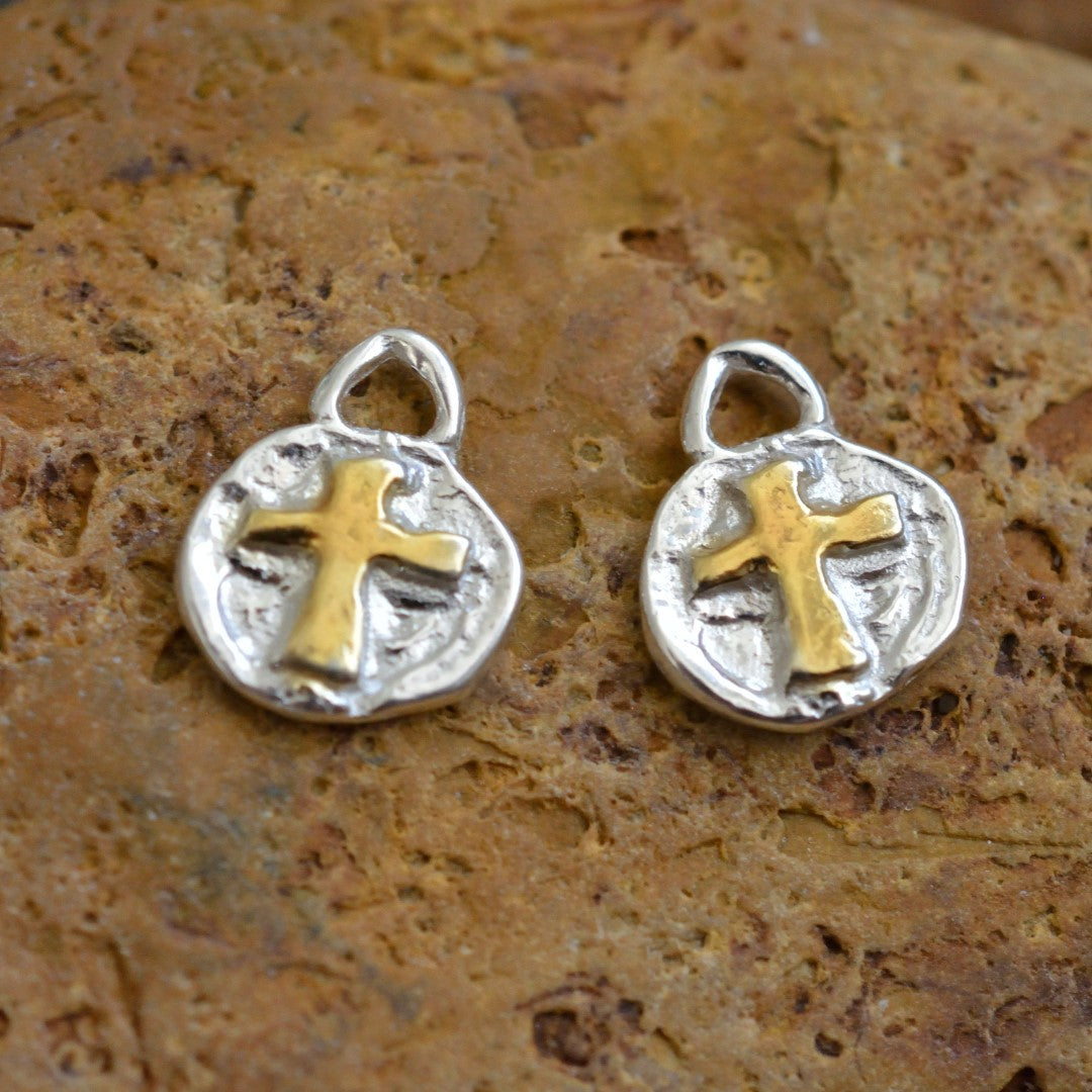 Сребърно Бижу 925 – Медальон с Релефен Кръст, Талисман за Вяра и Духовна Сила, Бохо Стил, Ръчна Изработка, Подходящ Подарък | ArtDiva Скулптурни Бижута | Колекция „Блясък“ със Златни Акценти