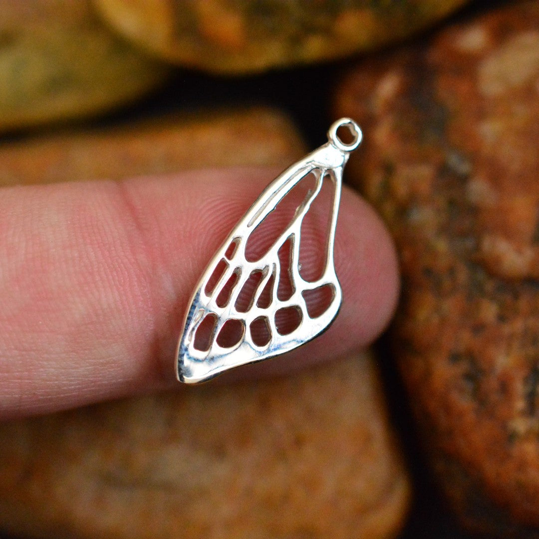 Сребърен медальон 925 „Крило на пеперуда“ – деликатна висулка с изрязана структура, ръчно изработено бохо-рустик бижу от ArtDiva, символ на свобода и светлина.