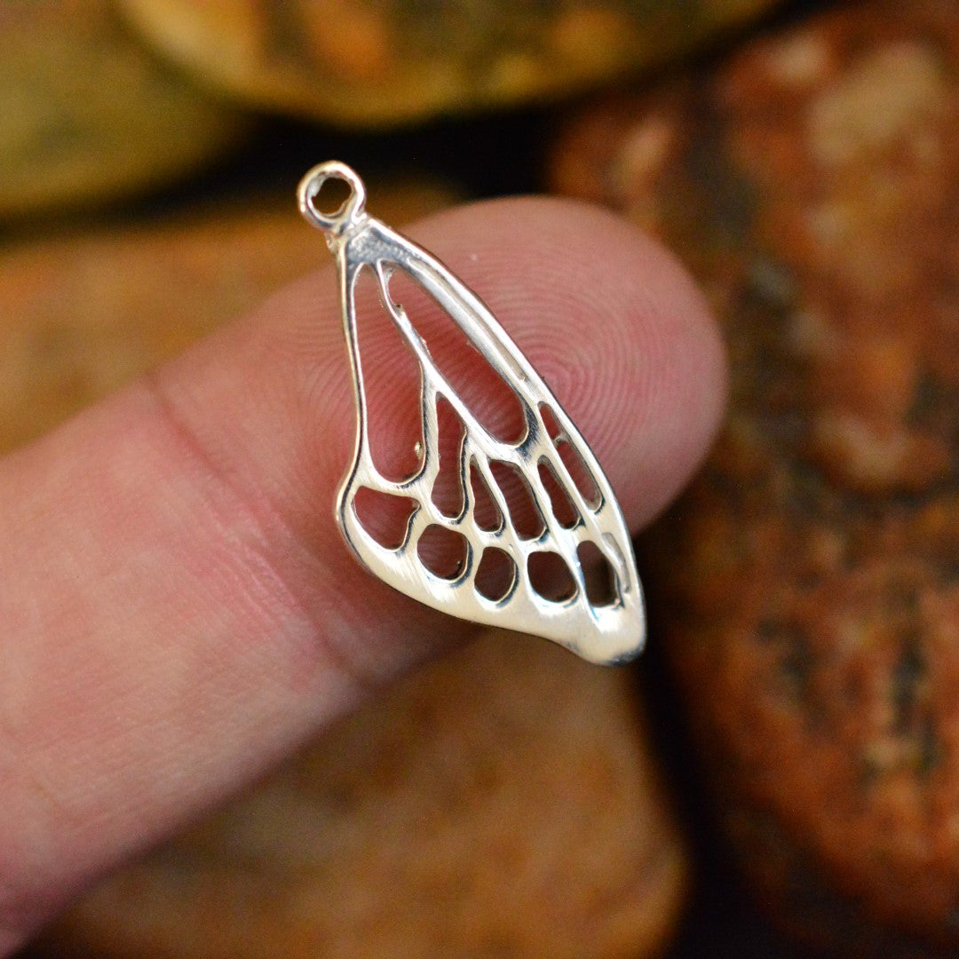 Сребърен медальон 925 „Крило на пеперуда“ | Амулет на свобода и светлина | Ръчно изработено бохо-рустик бижу от ArtDiva | Скулптурен дизайн