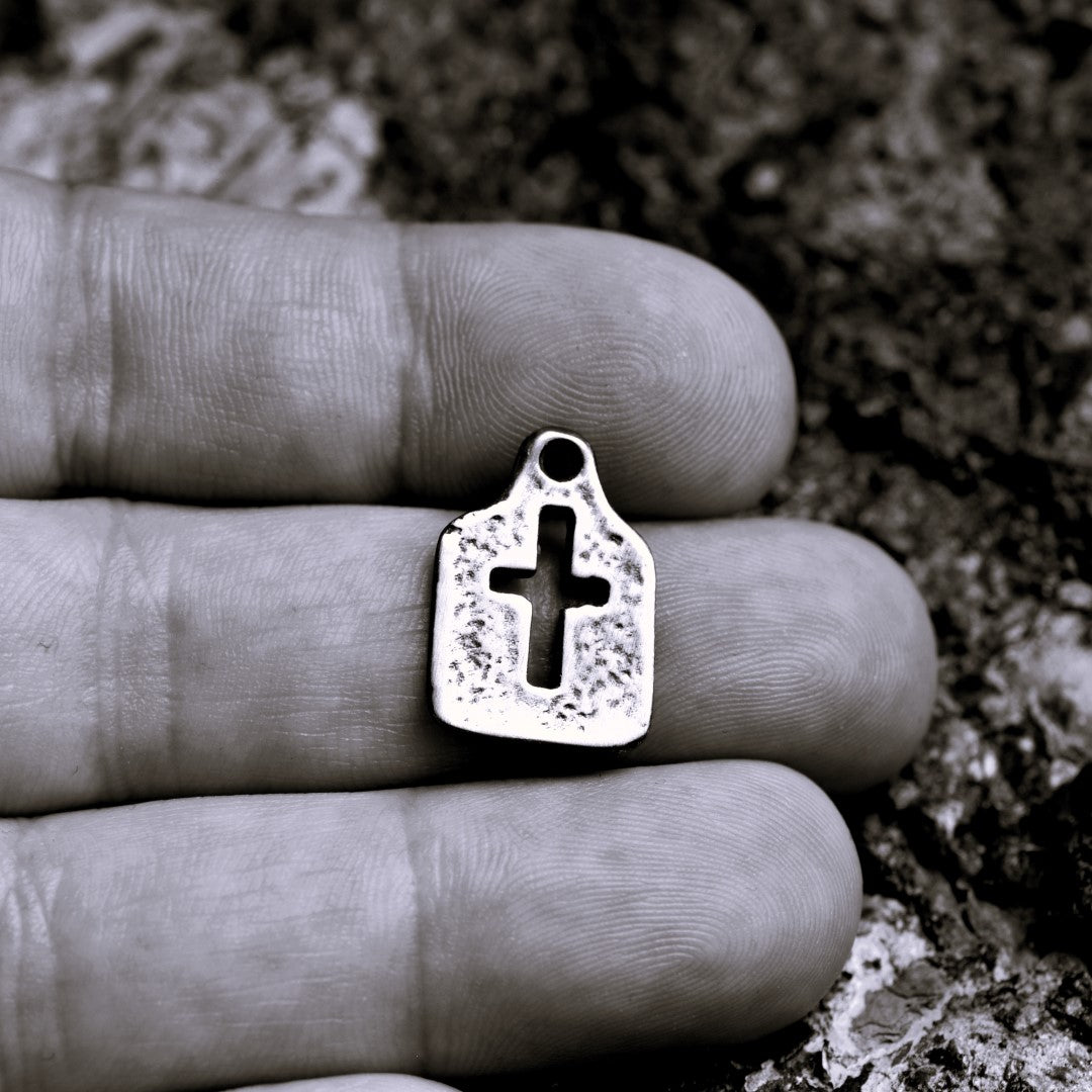 Сребърен медальон 925 с кръст – мъжко бижу с оксидирано покритие | Арт Дива