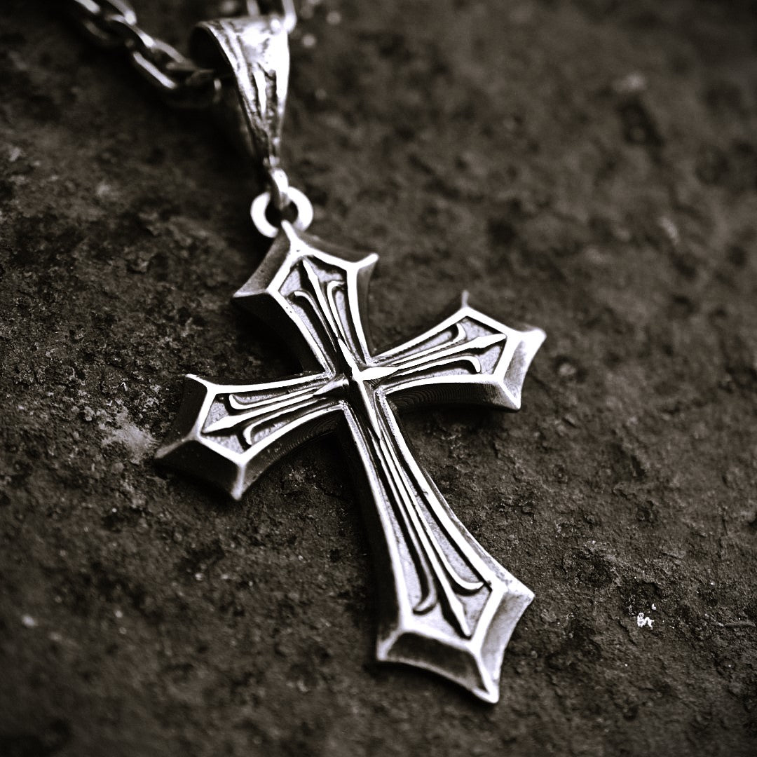 Сребърен медальон 925 „Кръст на вярата“ – символ на духовна сила и закрила.