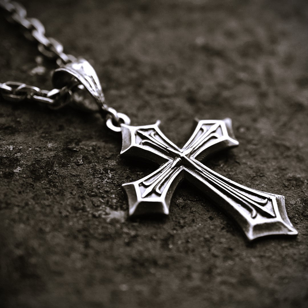 Сребърен медальон 925 „Кръст на вярата“ – символ на духовна сила и закрила.