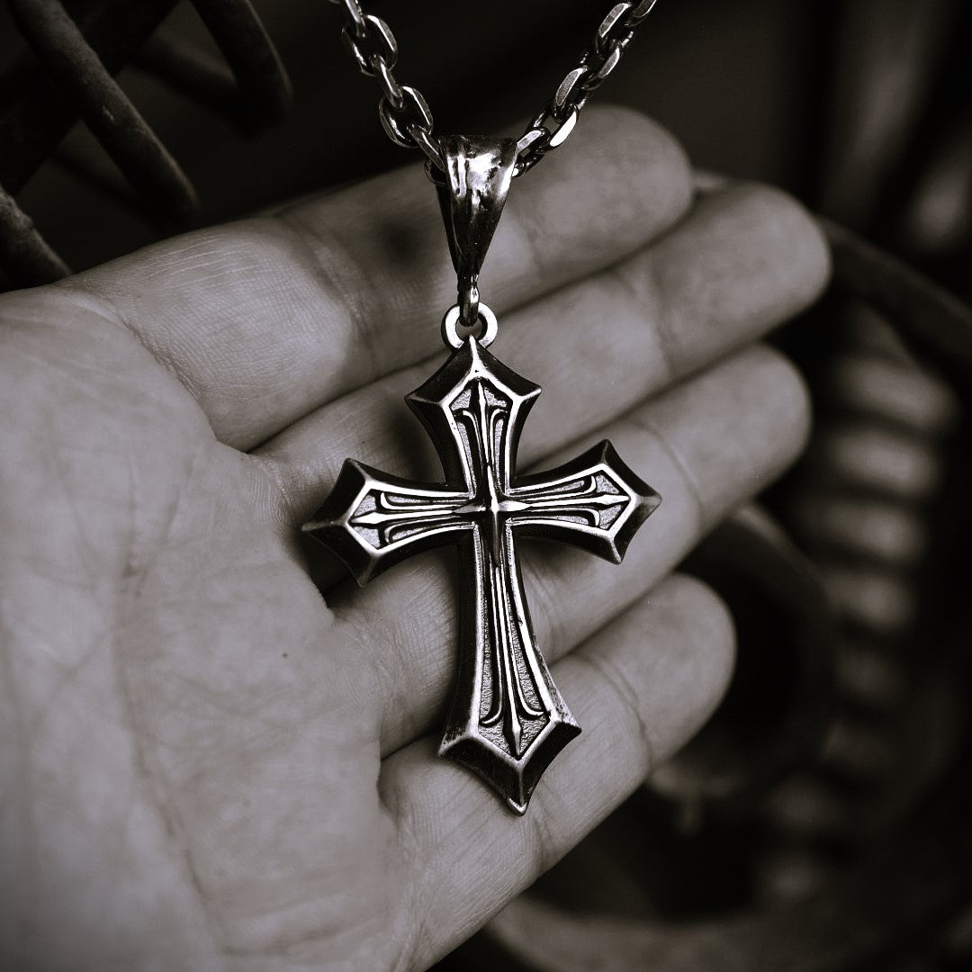 Сребърен медальон 925 „Кръст на вярата“ – символ на духовна сила и закрила.