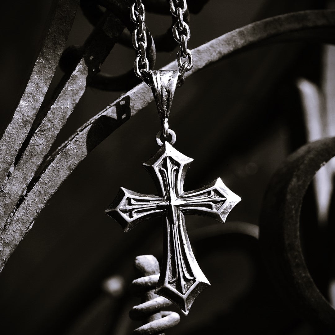 Сребърен медальон 925 „Кръст на вярата“ – символ на духовна сила и закрила.