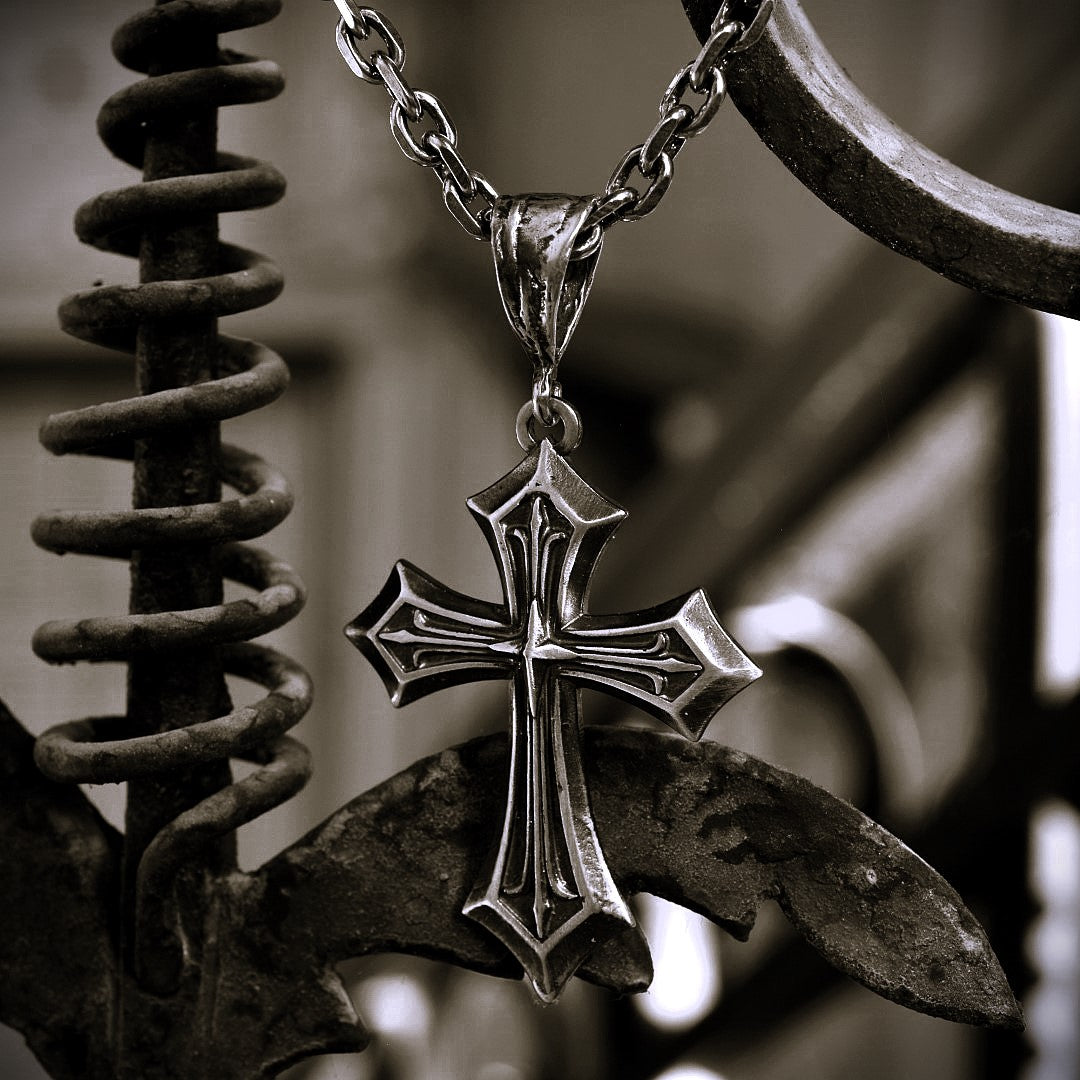 Сребърен медальон 925 „Кръст на вярата“ – символ на духовна сила и закрила.