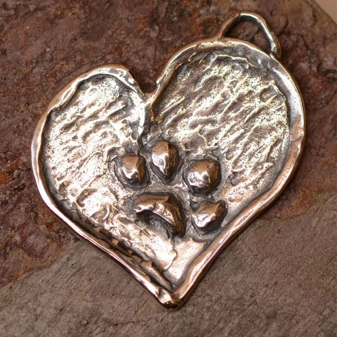 Сребърен медальон 925 лапа върху сърце – талисман за вярност, любов към животните, бохо стил, рустик, Арт Дива
