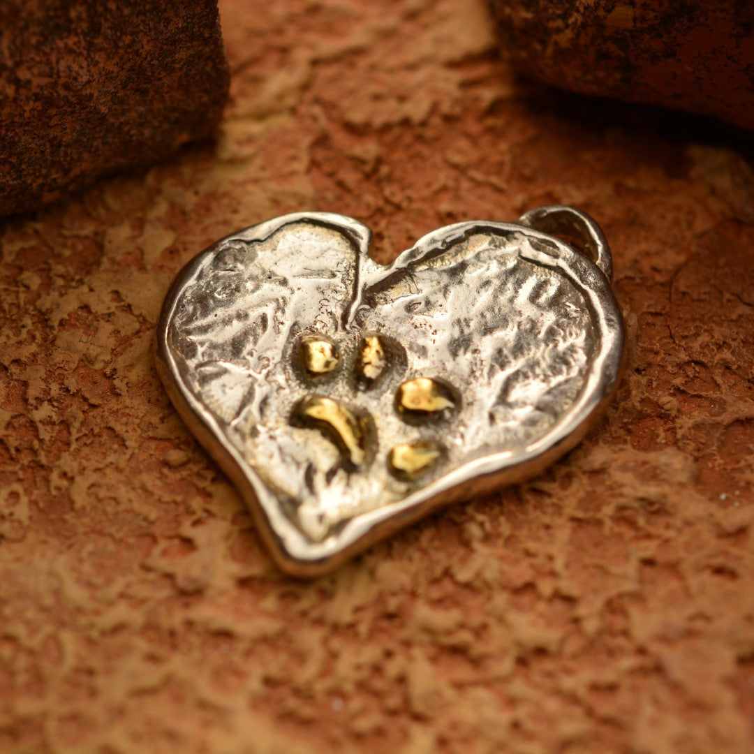 Сребърен Медальон 925 – Лапа върху Сърце, Талисман за Вярност и Любов към Животните, Бохо Рустик Стил, Ръчна Изработка | ArtDiva Скулптурни Бижута | Колекция „Блясък“ със Златни Акценти