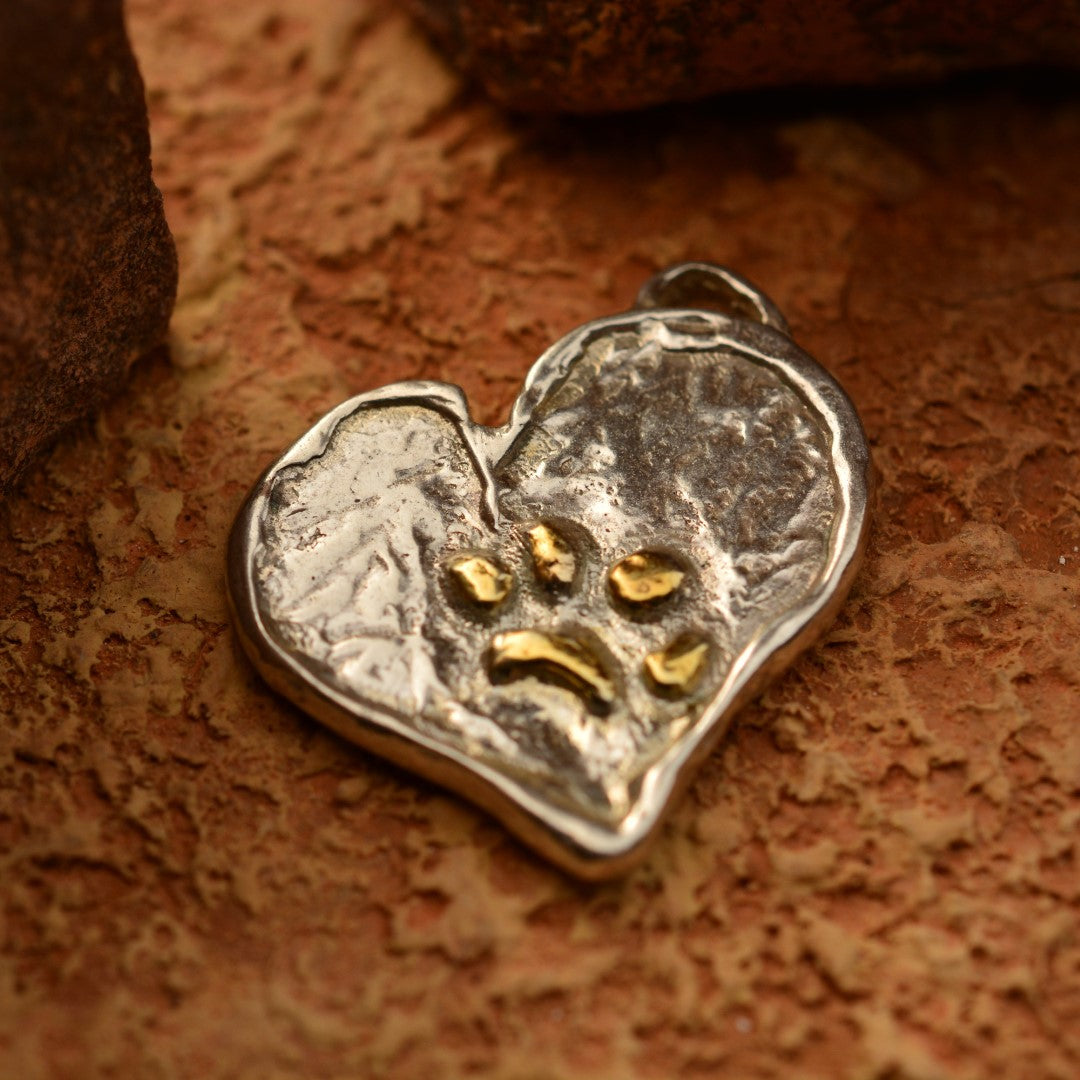 Сребърен Медальон 925 – Лапа върху Сърце, Талисман за Вярност и Любов към Животните, Бохо Рустик Стил, Ръчна Изработка | ArtDiva Скулптурни Бижута | Колекция „Блясък“ със Златни Акценти
