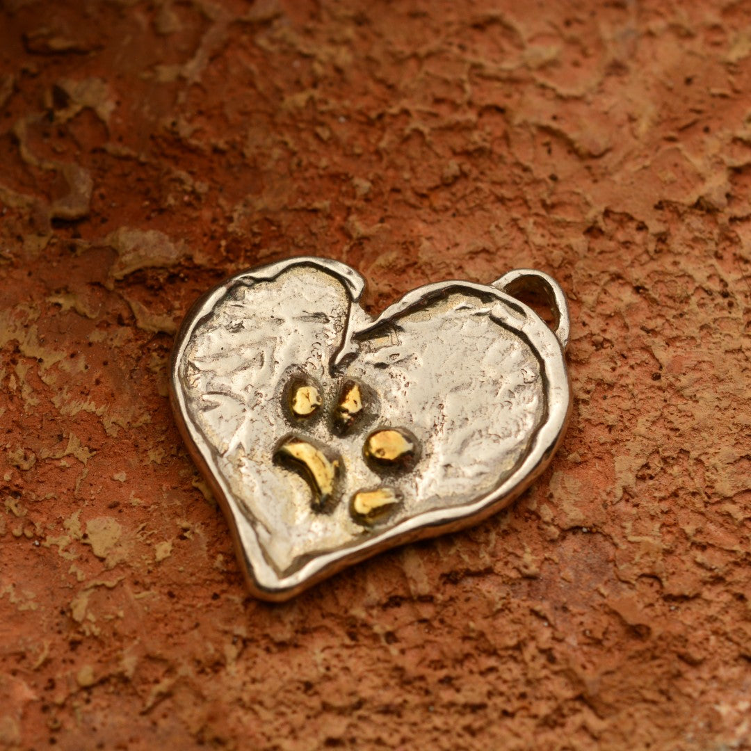 Сребърен Медальон 925 – Лапа върху Сърце, Талисман за Вярност и Любов към Животните, Бохо Рустик Стил, Ръчна Изработка | ArtDiva Скулптурни Бижута | Колекция „Блясък“ със Златни Акценти