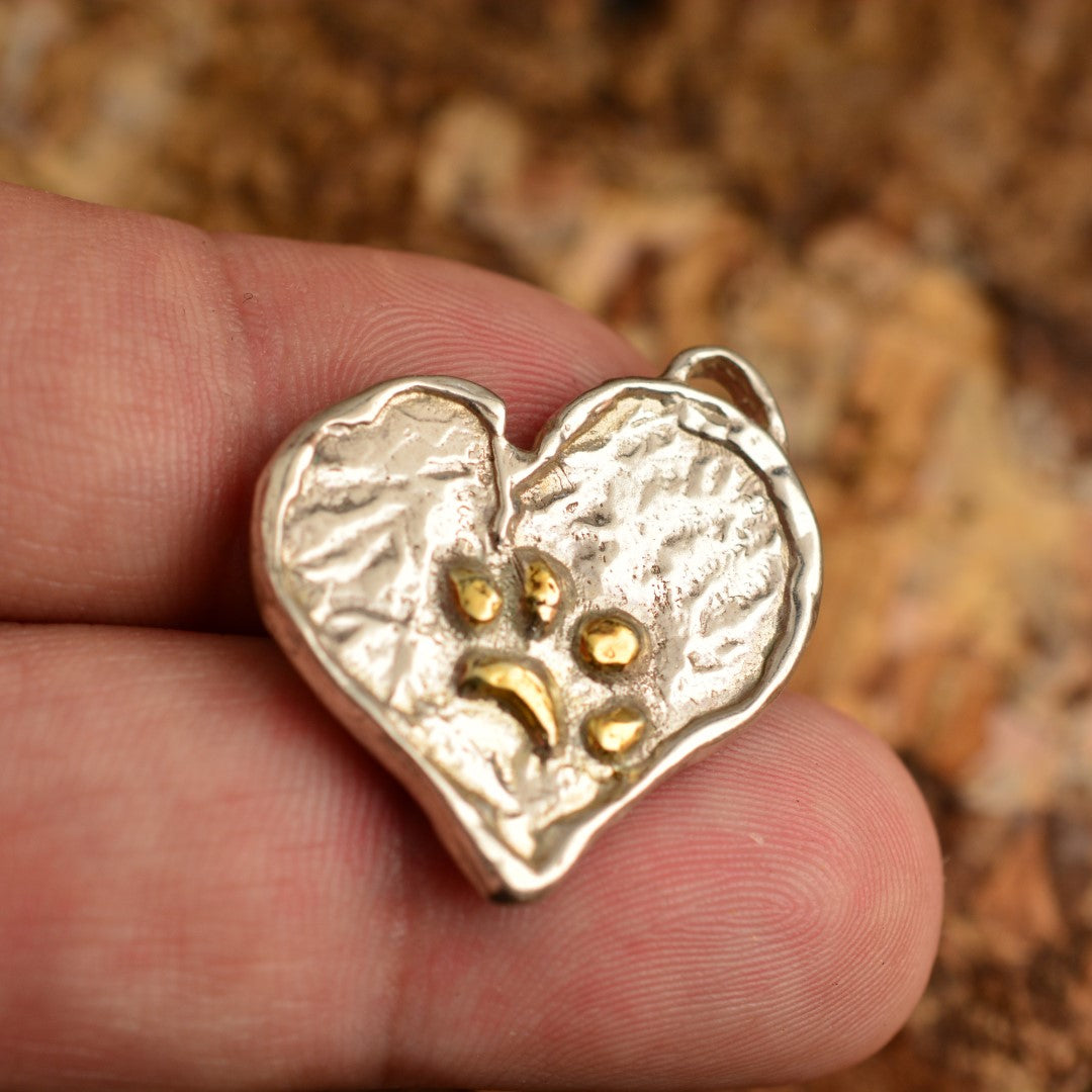 Сребърен Медальон 925 – Лапа върху Сърце, Талисман за Вярност и Любов към Животните, Бохо Рустик Стил, Ръчна Изработка | ArtDiva Скулптурни Бижута | Колекция „Блясък“ със Златни Акценти