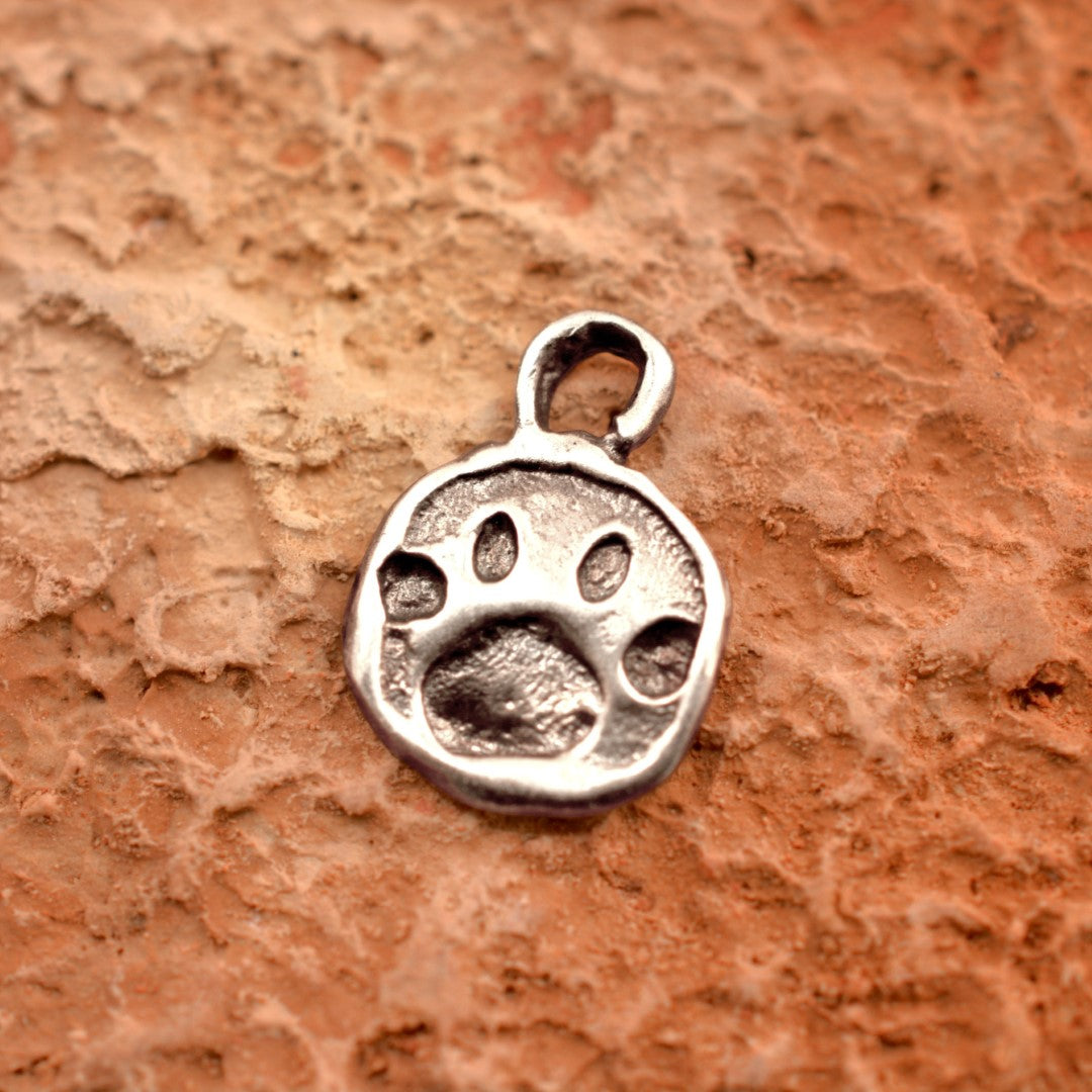 Сребърно бижу 925 – медальон лапичка, талисман за любов към животните, скулптурни бижута, бохо стил, ръчна изработка, подходящ подарък за любител на кучета или котки | Арт Дива