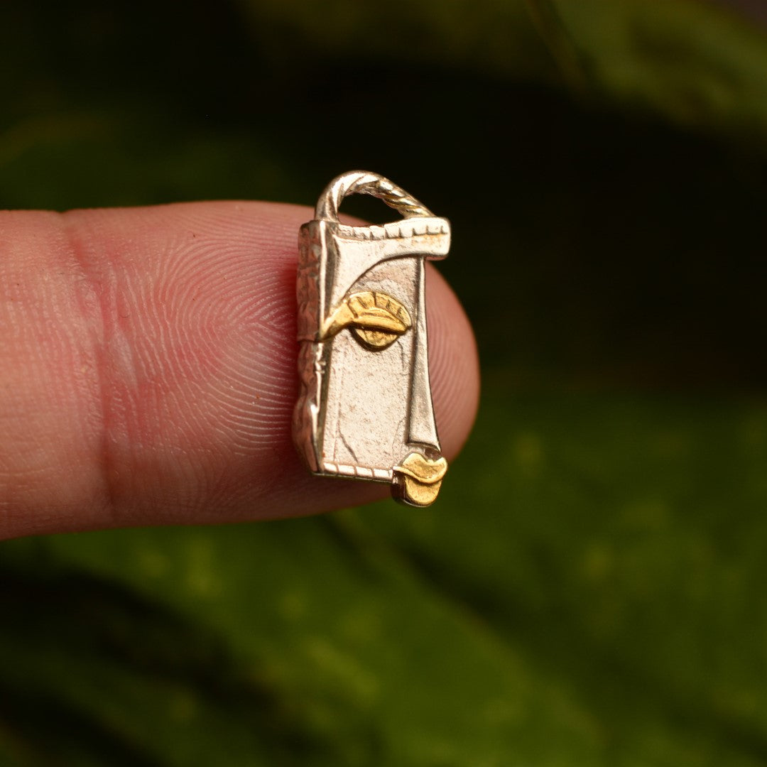 Сребърен медальон 925 „Лицето на Муза“ със златни акценти | Талисман на вдъхновението и творческата енергия | Амулет на самоувереността и вътрешната сила | Бохо – Рустик – Скулптурни бижута | Арт Дива