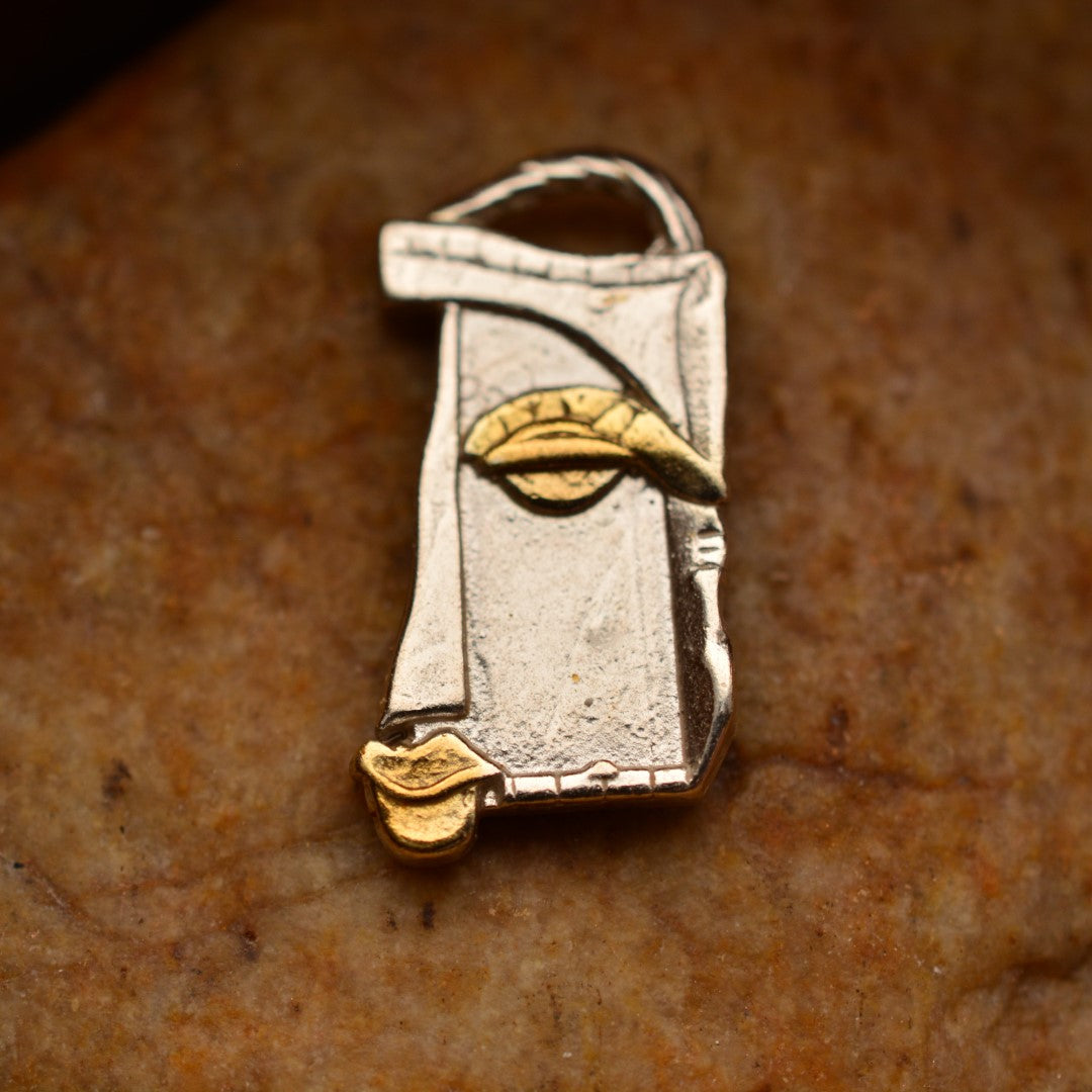 Сребърен медальон 925 „Лицето на Муза“ със златни акценти | Талисман на вдъхновението и творческата енергия | Амулет на самоувереността и вътрешната сила | Бохо – Рустик – Скулптурни бижута | Арт Дива