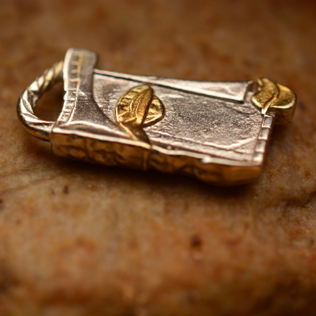 Сребърен медальон 925 „Лицето на Муза“ със златни акценти | Талисман на вдъхновението и творческата енергия | Амулет на самоувереността и вътрешната сила | Бохо – Рустик – Скулптурни бижута | Арт Дива